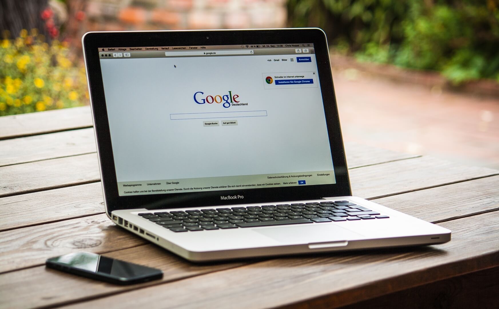Laptop opening google